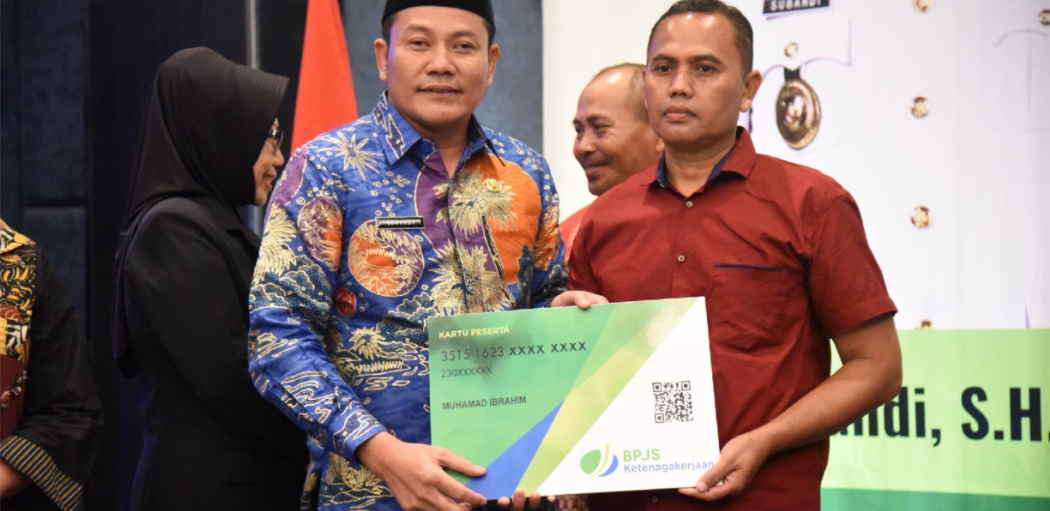 Kartu Kepesertaan BPJS Ketenagakerjaan Pada 13.249 Pekerja Rentan Sidoarjo Diserahkan Plt Bupati Sidoarjo Subandi