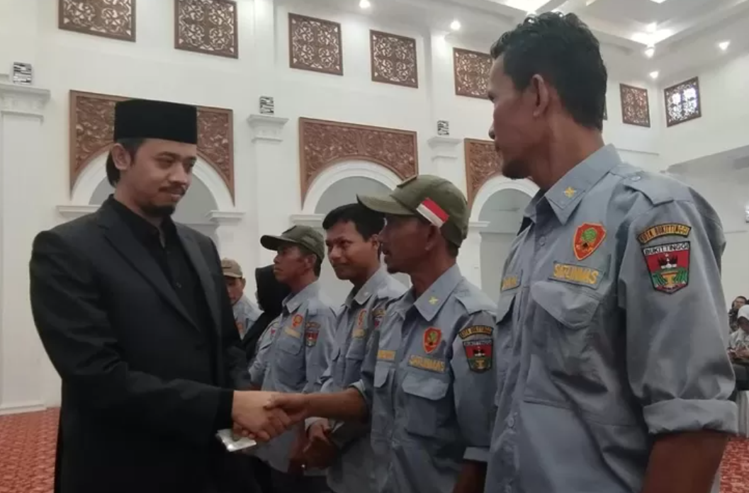 Gelar Pertemuan, Bukittinggi Serahkan Honorarium dan Kartu BPJS Ketenagakerjaan untuk Satlinmas