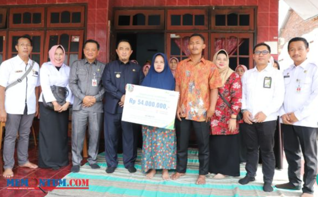 Pj Bupati Jombang Dampingi Penyaluran Santunan Jaminan Kematian dari BPJS Ketenagakerjaan
