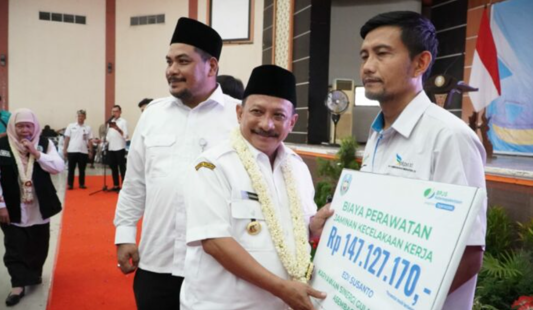 BPJS Ketenagakerjaan Serahkan Biaya Perawatan Dua Korban Kecelakaan Kerja
