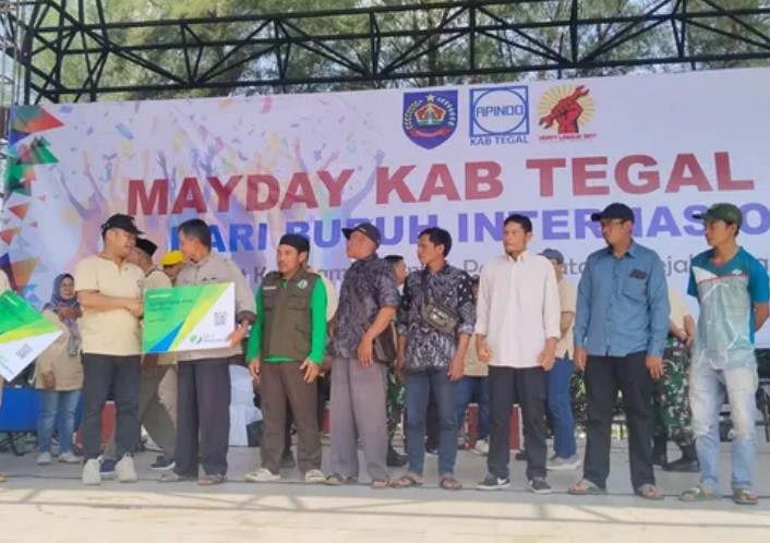 530 Buruh Tani di Tegal Terima Kartu BPJS Ketenagakerjaan Melalui Dana DBHCHT 