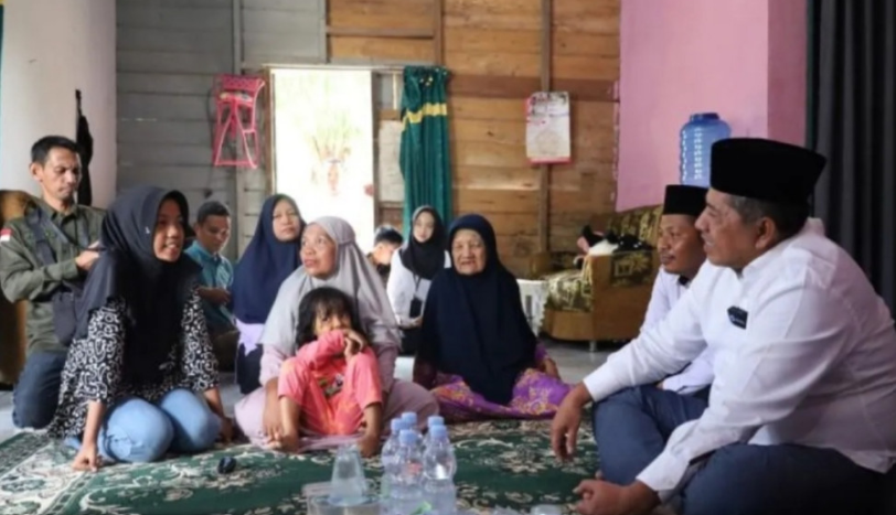 Serahkan Santunan BPJS Ketenagakerjaan ke Rumah Warga, Bupati Siak Janji Kuliahkan Anak Ahli Waris