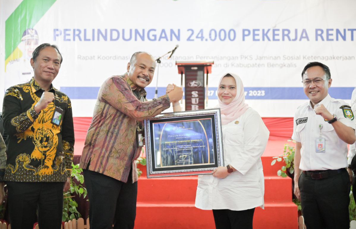 Bupati Kasmarni Terima Piagam Penghargaan Dari BPJS-Ketenagakerjaan Atas Program Unggulan Jaminan Sosial