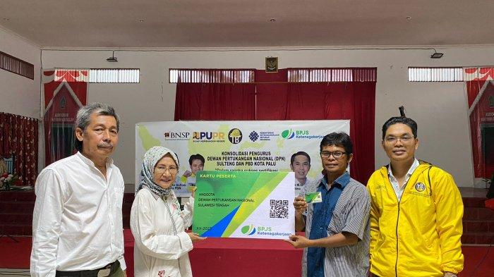Dewan Pertukangan Nasional Sulteng Bagikan Kartu BPJS Ketenagakerjaan untuk Tukang Bangunan