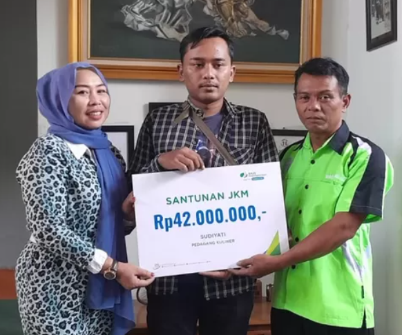 Pedagang Kuliner Sejuta Bunga Terima Santunan BPJamsostek