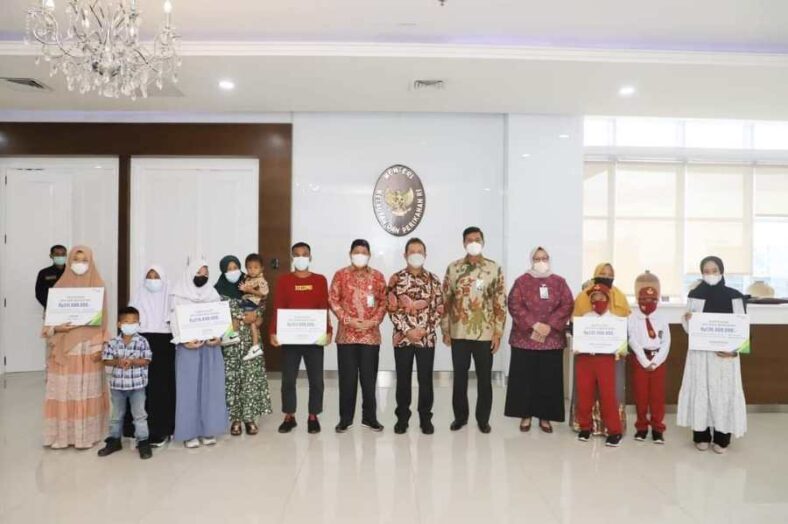 BPJAMSOSTEK dan KKP Serahkan Santunan Rp1,99 M Untuk Nelayan Hilang di Maluku