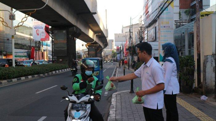 Tumbuhkan Jiwa Sosial Karyawan, BPJAMSOSTEK Kebayoran Baru Kembali Berbagi Takjil