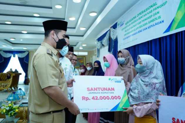 Bupati Pangkep Serahkan Santunan BPJS Ketenagakerjaan ke Ahli Waris Non ASN