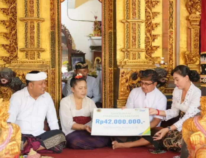 Pemkab Gianyar Serahkan Santunan ke Ahli Waris Ida Pedanda Wayahan Bun