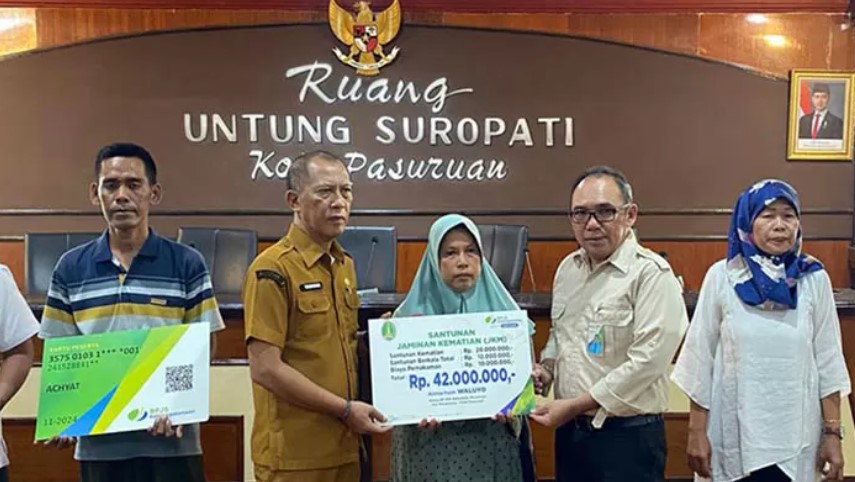 Pemkot dan BPJS Ketenagakerjaan Pasuruan Serahkan Santunan Kematian dan Kartu Peserta bagi Pekerja Rentan
