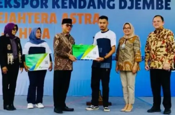 Menteri Desa Yandri Susanto Serahkan Kartu Jamsostek kepada Pengrajin Kendang Jimbe di Blitar