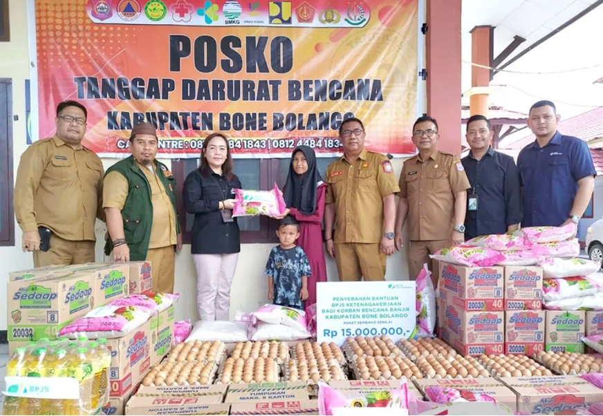BPJS Ketenagakerjaan Gorontalo serahkan bantuan bagi korban banjir