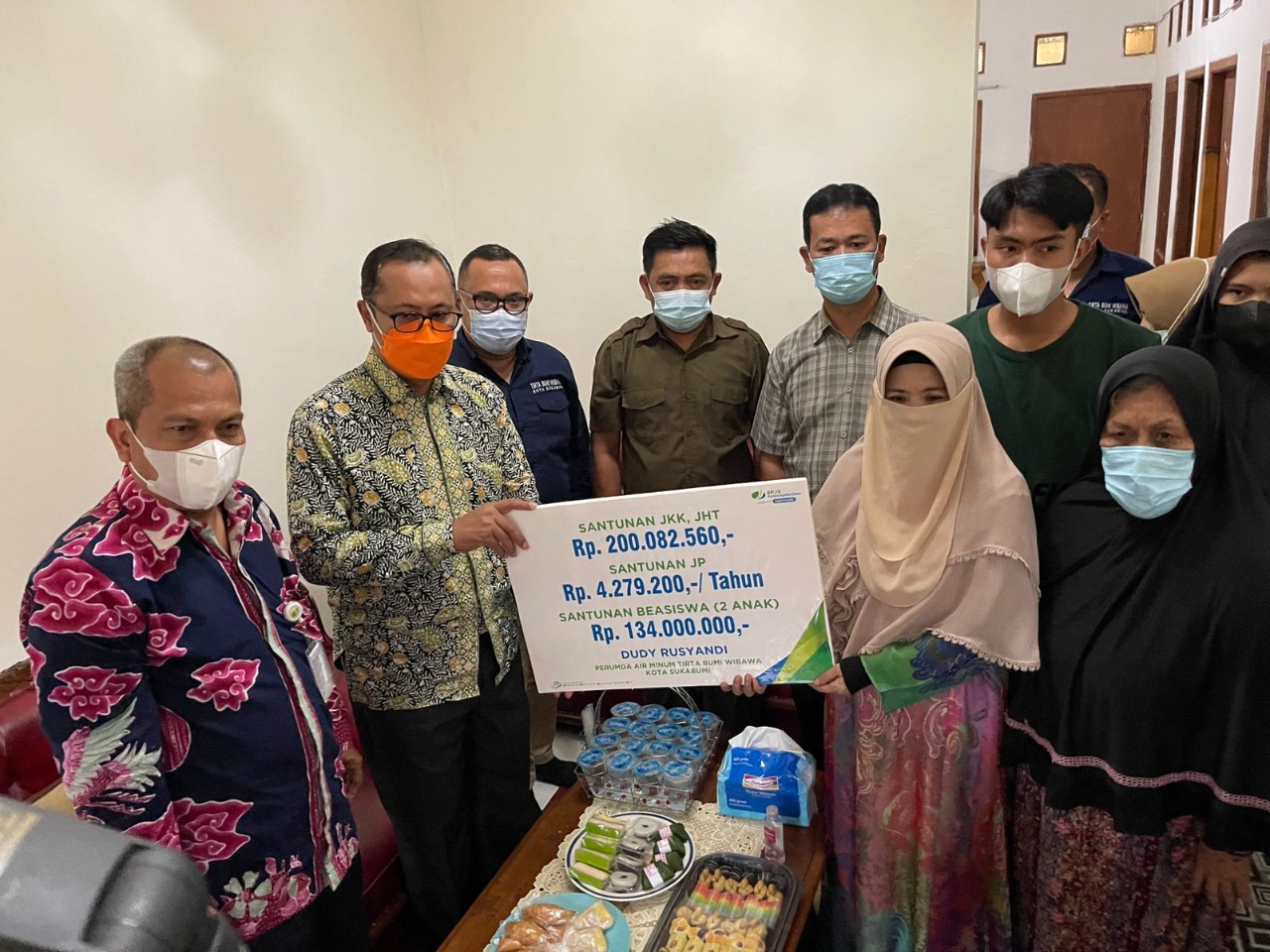 BPJAMSOSTEK Serahkan Santunan Kepada Ahli Waris Pegawai Perumda Air Minum