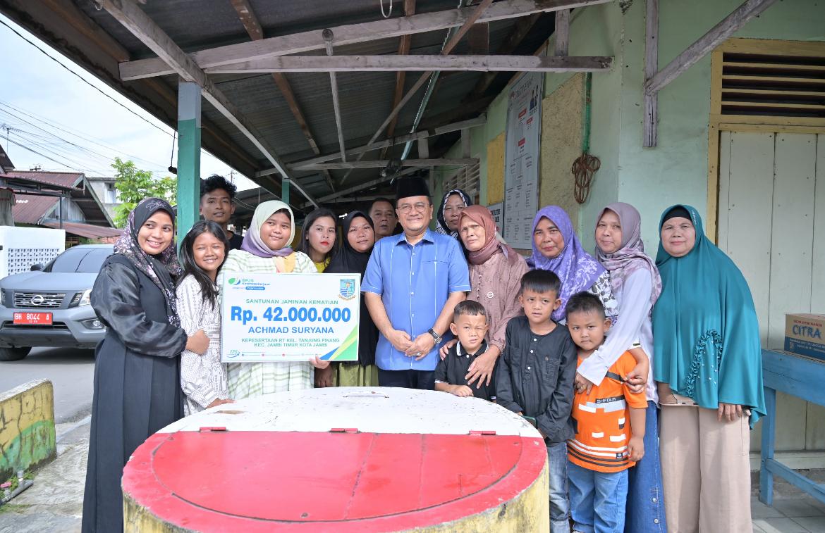 Pemkot Jambi Serahkan Santunan BPJS Ketenagakerjaan kepada Keluarga Ketua RT yang Wafat di Bulan Ramadhan