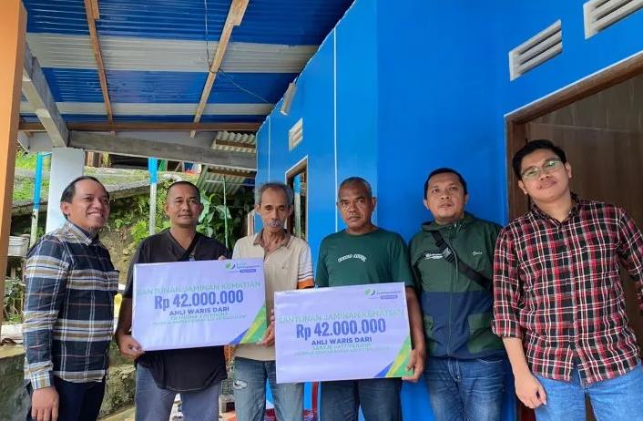 BPJAMSOSTEK Maluku serahkan santunan kematian untuk pekerja rentan, begini penjelasannya
