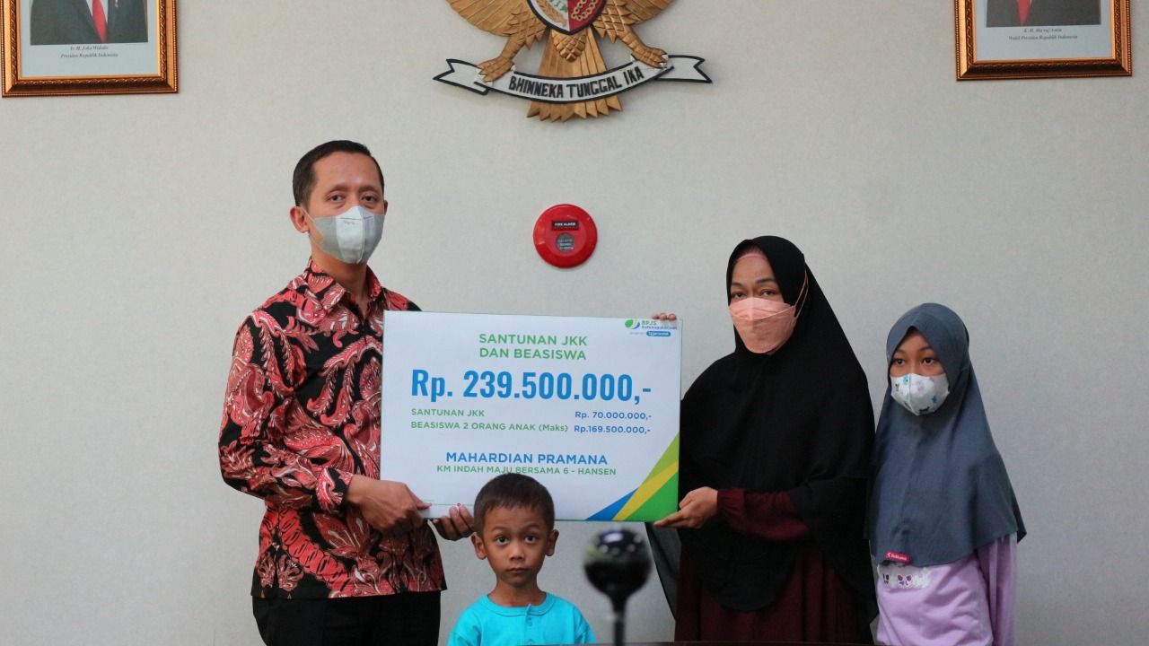 BPJAMSOSTEK Tegal Serahkan Santunan JKK dan Beasiswa Sebesar Rp239,5 Juta