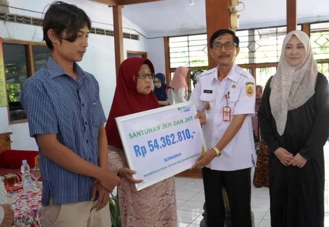 Di Sragen Ahli Waris Perangkat Desa Terima Santunan BPJS Ketenagakerjaan