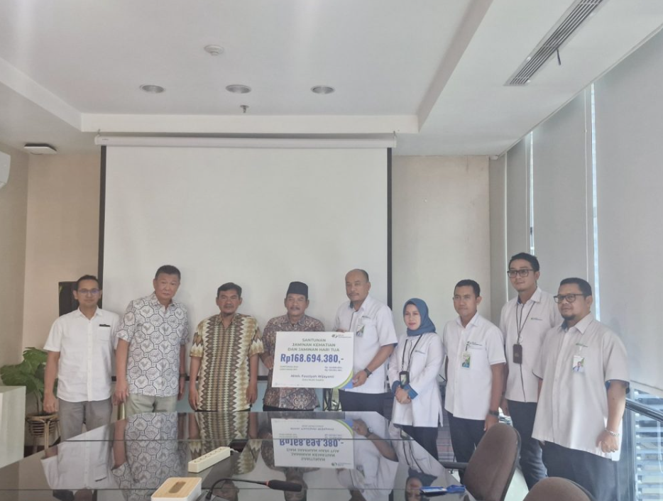 PT. Esta Multi Usaha Tbk. Serahkan Santunan BPJS Ketenagakerjaan kepada Ahli Waris