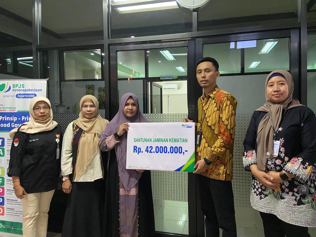 BP Jamsostek Surabaya Karimunjawa Sosialisasi Jaminan Sosial, Dan Bersama RS Adi Husada Memberikan Donasi ke UKM