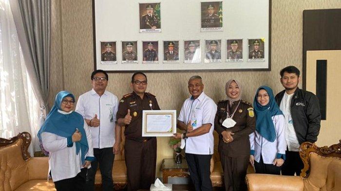 Kejari Palembang Dapat Penghargaan dari BPJamsostek, Patuh Tegakkan Jaminan Sosial Ketenagakerjaan