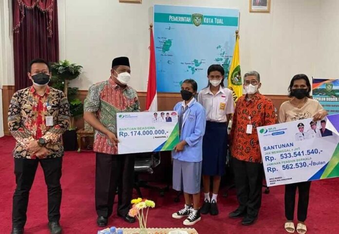 Wali Kota Tual Serahkan Klaim BPJS Ketenagakerjaan Sebesar Rp707,5 Juta kepada Ahli Waris