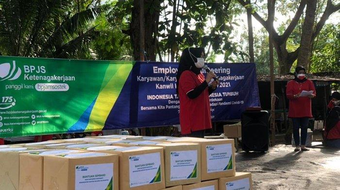 Gelar Employee Volunteering, BPJAMSOSTEK Kalimantan Serahkan Bantuan Sembako dan Subsidi Iuran