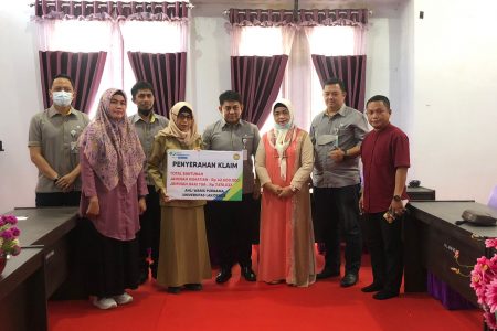 Ahli Waris Purnama Terima Santunan Jaminan Kematian Dari BPJAMSOSTEK Kendari