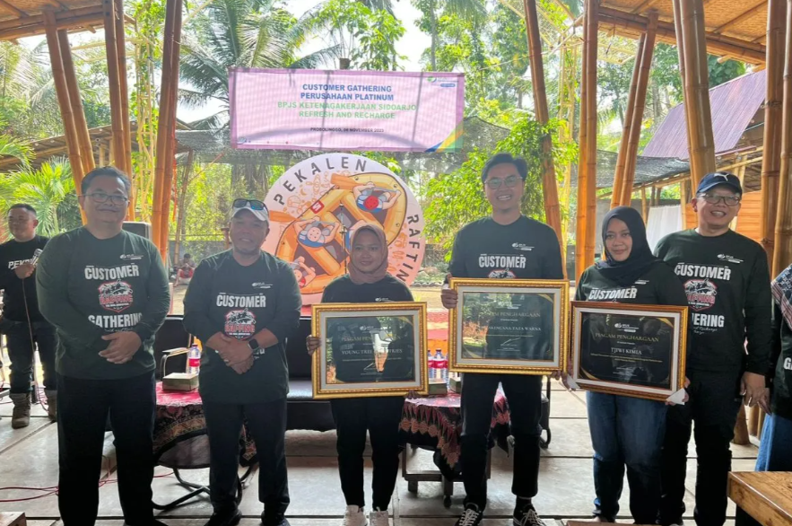 BPJS Ketenagakerjaan Sidoarjo serahkan penghargaan perusahaan platinum