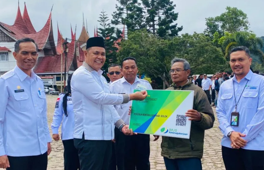 Bupati Solok beri perlindungan BPJAMSOSTEK kepada 1.500 tukang ojek dan gharim