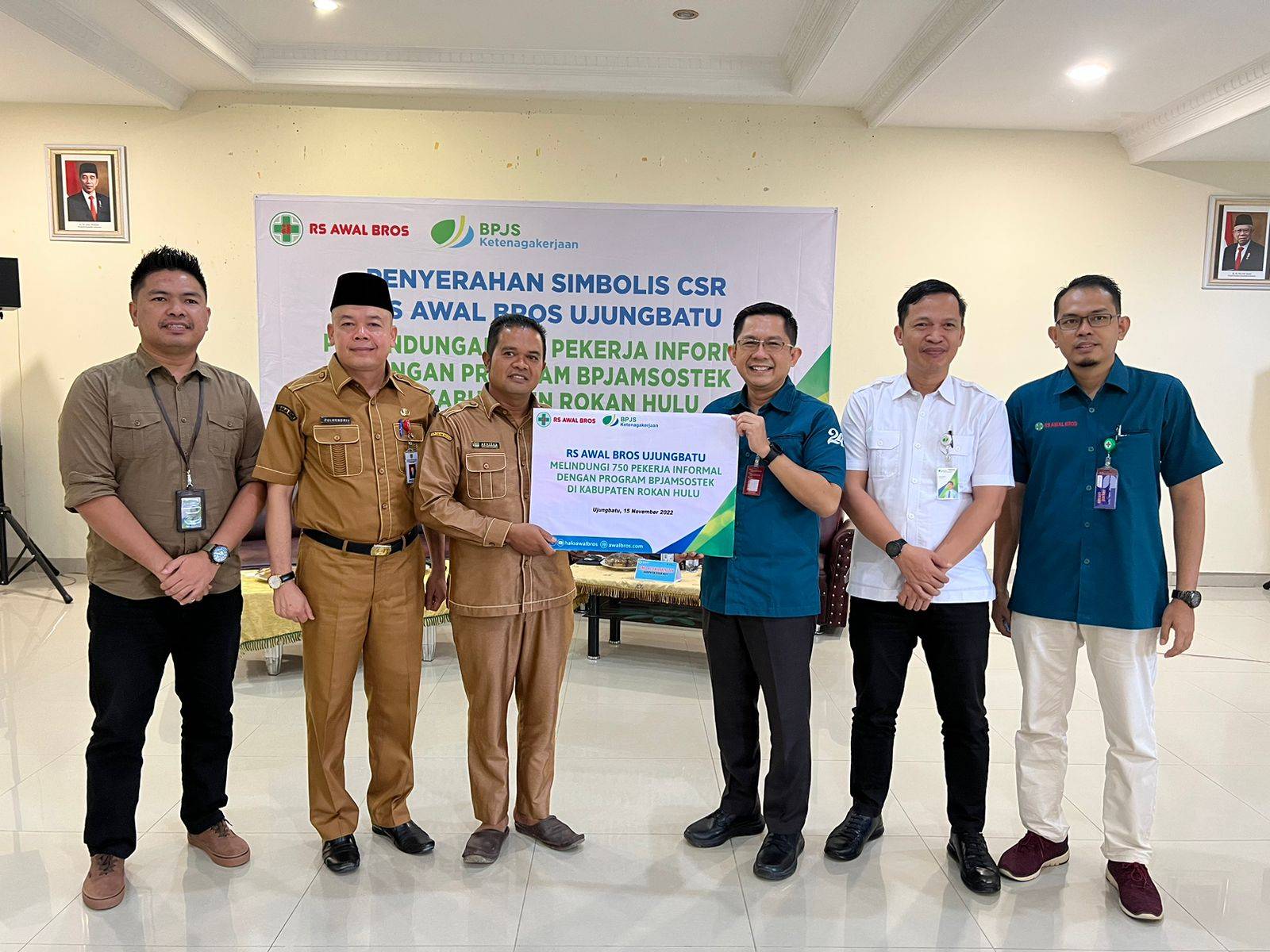 RS Awal Bros Ujungbatu Lindungi 750 Tenaga Kerja Informal di Rokan Hulu Dengan BPJAMSOSTEK