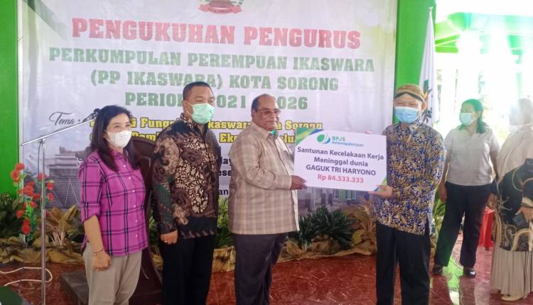 BPJAMSOSTEK Menyerahkan Santunan Kepada Ahli Waris Anggota Ikaswara Kota Sorong