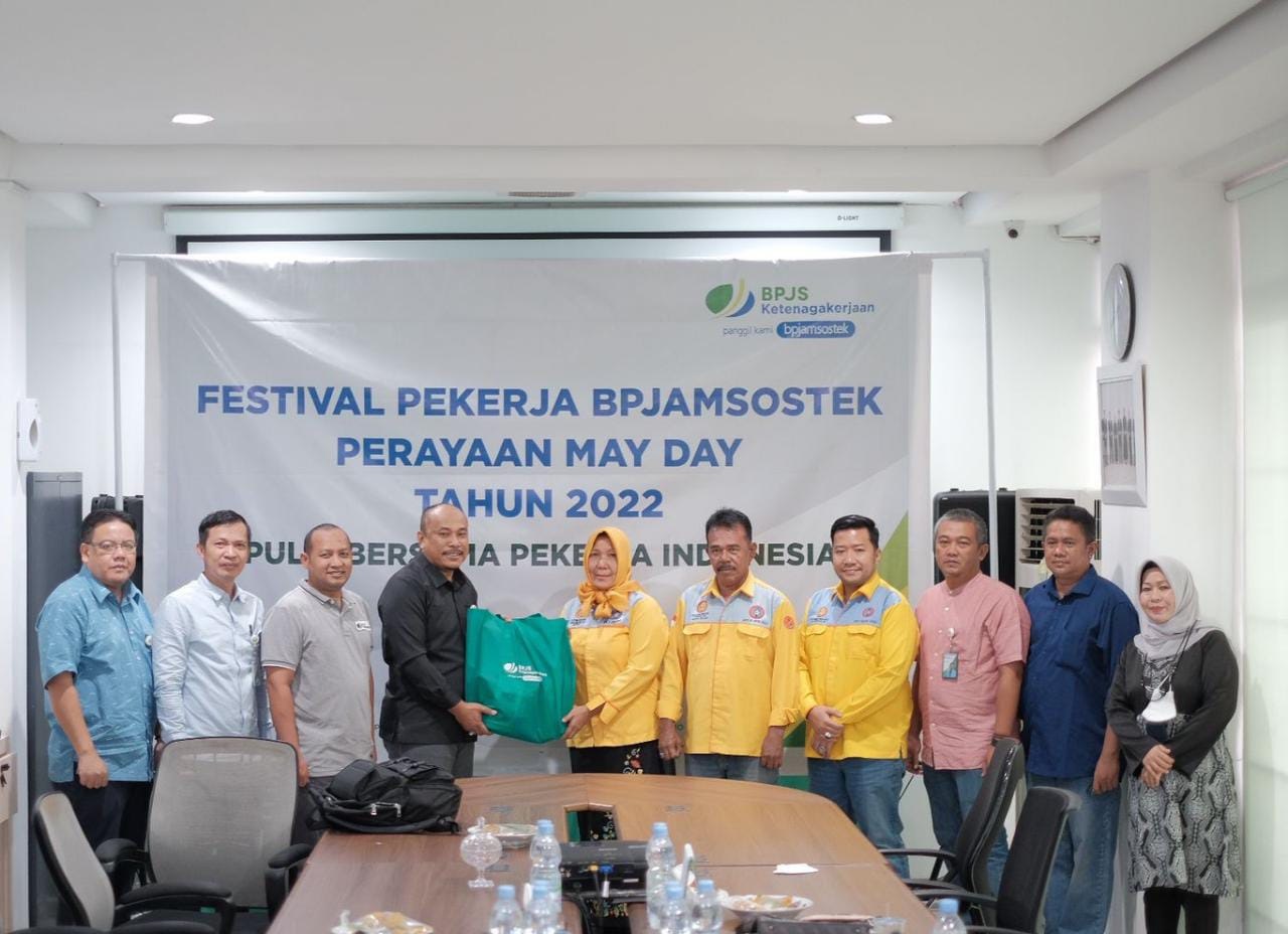 BPJAMSOSTEK Sumbarriau Bagikan Paket Sembako untuk Pekerja RIAU