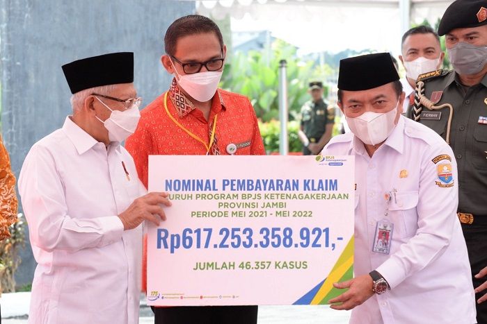Wapres Serahkan Santunan Peserta BPJAMSOSTEK Rp1,8 Miliar di Jambi