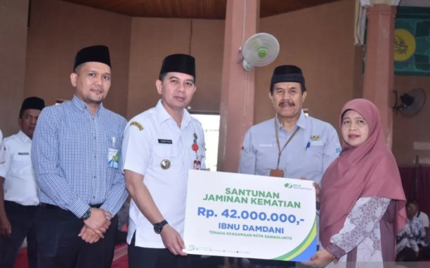 BPJS Ketenagakerjaan serahkan santunan JKM untuk dua ahli waris tenaga keagamaan Sawahlunto