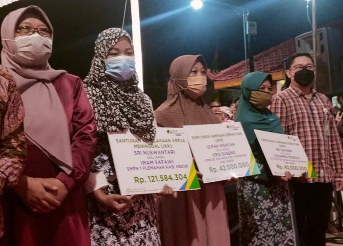 BPJS Ketenagakerjaan Kediri Manfaatkan Even Bersih Desa untuk Serahkan Klaim