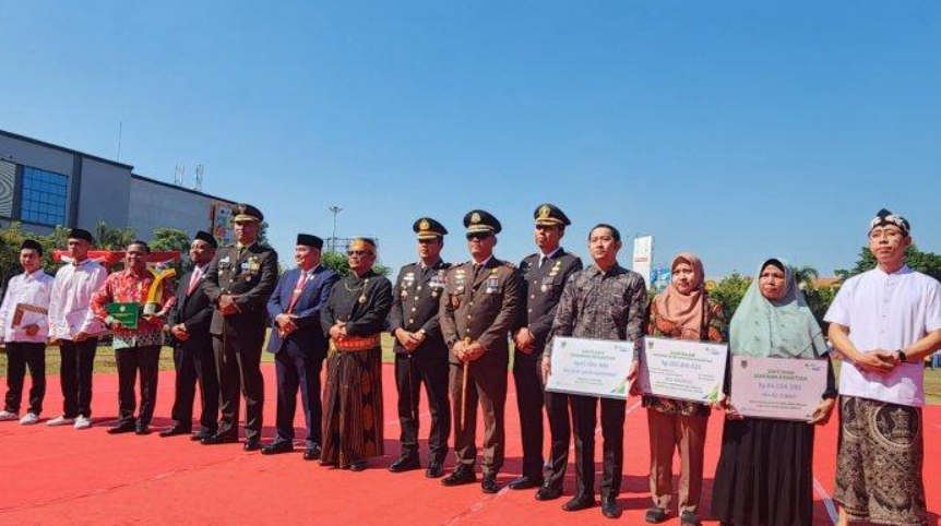HUT Ke-79 RI, BPJS Ketenagakerjaan Kudus Serahkan Santunan ke Petugas Kebersihan, sampai Imam Masjid