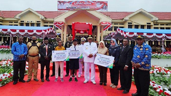 Bupati Sorong Selatan Serahkan Santunan BPJS Ketenagakerjaan untuk 3 Ahli Waris Aparat Kampung