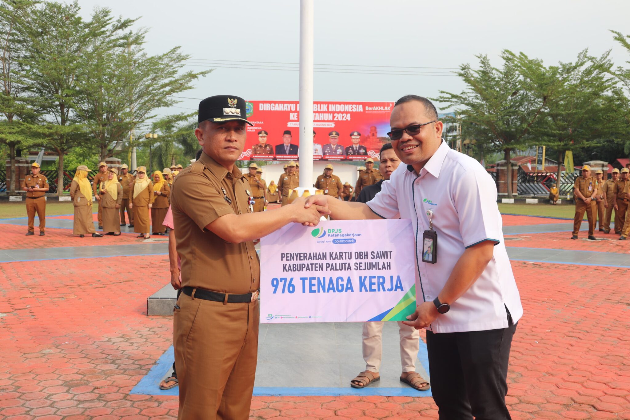 Pj Bupati Paluta Patuan Rahmat Syukur P Hasibuan S.STP.,MM., Serahkan 976 Kartu Peserta BPJS Ketenagakerjaan Kepada Petani Sawit 