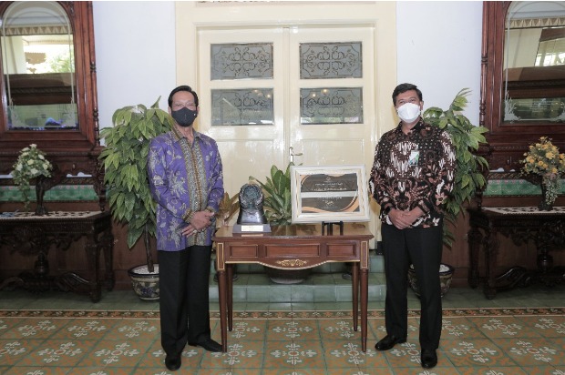 BPJS Ketenagakerjaan Serahkan Piala Paritrana Awards 2020 kepada Gubernur Daerah Istimewa Yogyakarta