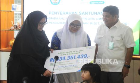 BPJS Ketenagakerjaan Serahkan Santunan Kepada Ahli Waris Pekerja di Kemendikbudristek