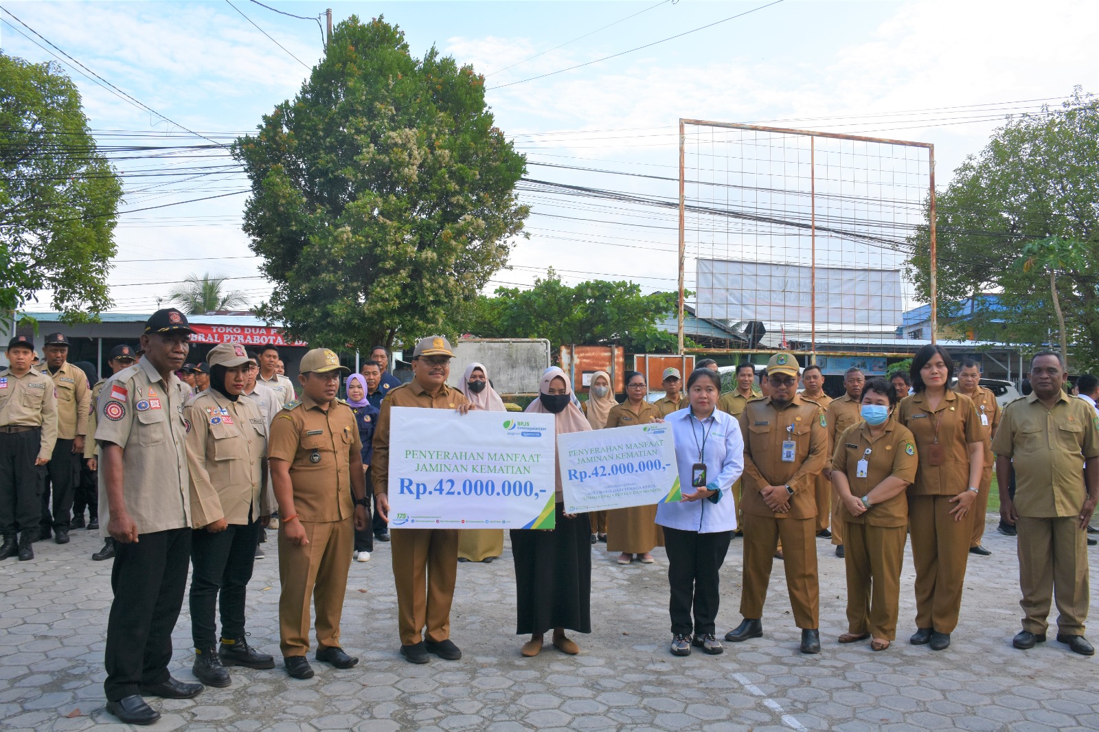 Dinsos Serahkan Santunan BPJS Ketenagakerjaan kepada Tagana Meninggal Dunia