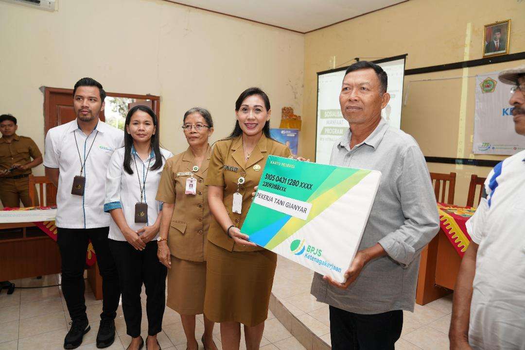 Ratusan Petani di Gianyar Terima Kartu BPJS Ketenagakerjaan