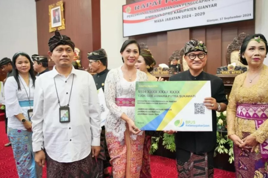 Pj. Bupati Gianyar Serahkan Kartu BPJS Ketenagakerjaan ke Pimpinan dan Anggota DPRD Gianyar