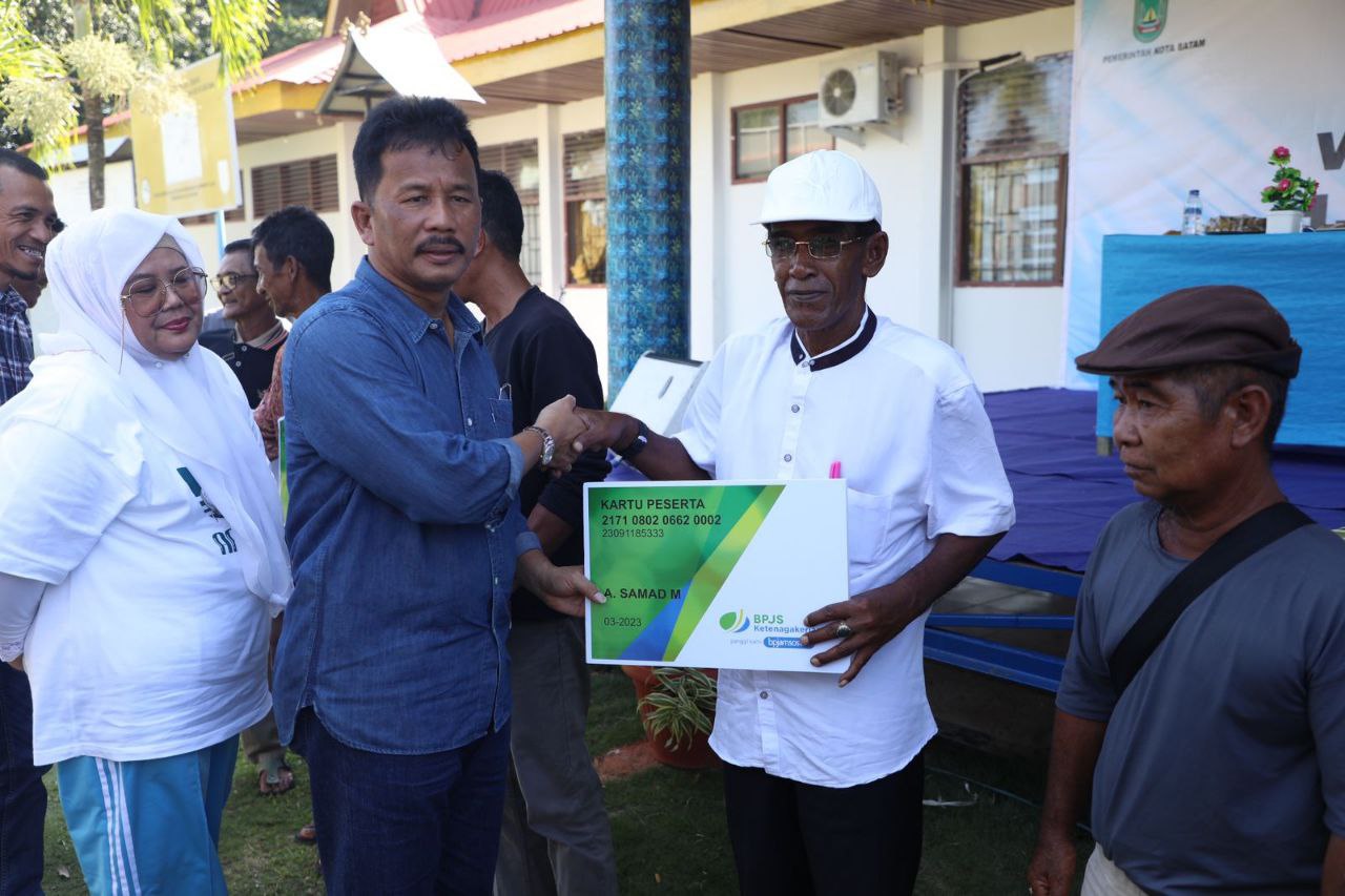 Kepala BP Batam Serahkan 256 Kartu BPJS Ketenagakerjaan untuk Nelayan Galang