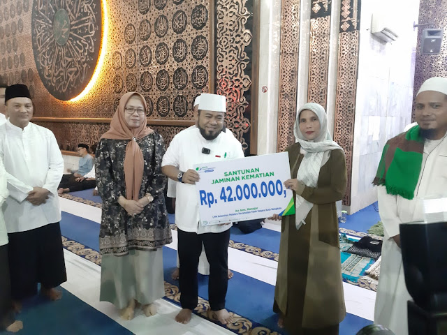 Safari Ramadhan, Gubernur Bengkulu Serahkan Santunan JKM Rp 42 Juta Kepada Ahli Waris Pekerja