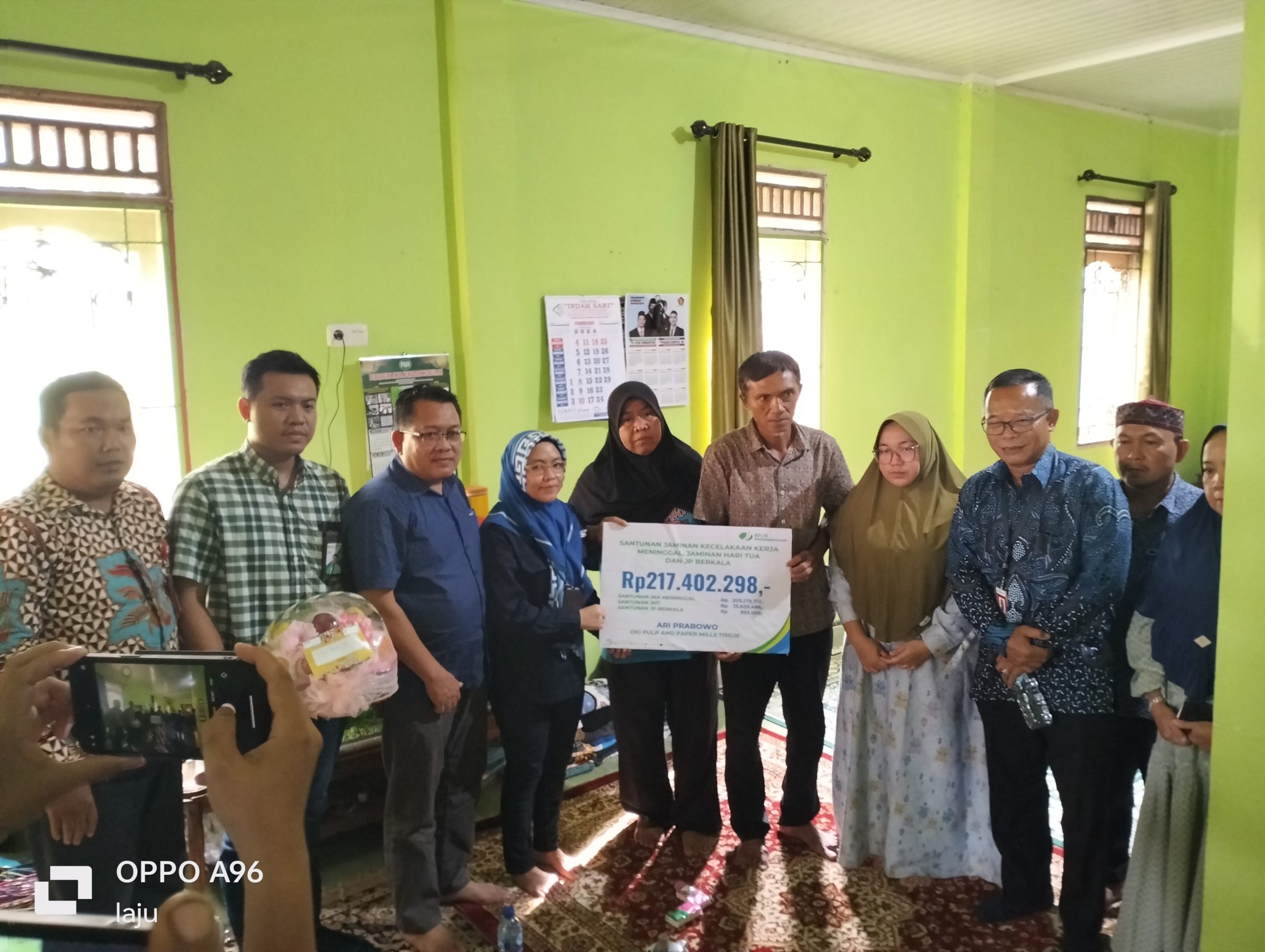 Manajemen PT OKI Pulp dan BPJS Ketenagakerjaan Datangi Keluarga Alm. Ari Prabowo