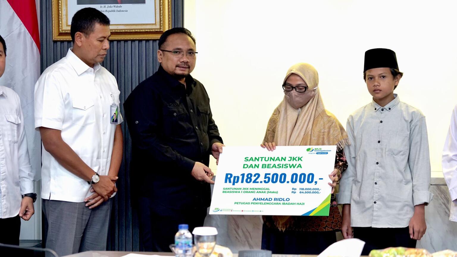 Menag Serahkan Santunan BPJS Ketenagakerjaan untuk Petugas Haji yang Meninggal