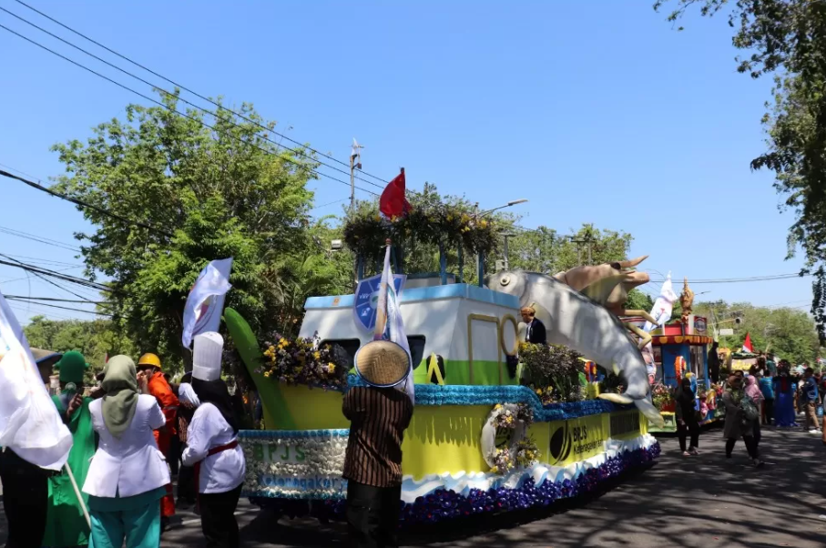 Ikuti Karnaval Shining Jayandaru, BPJS Ketenagakerjaan Sidoarjo Gaungkan Kampanye “Kerja Keras Bebas Cemas”