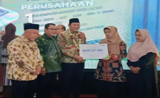 Plt Bupati Sidoarjo Serahkan Manfaat BPJS Ketenagakerjaan di Job Fair 2024