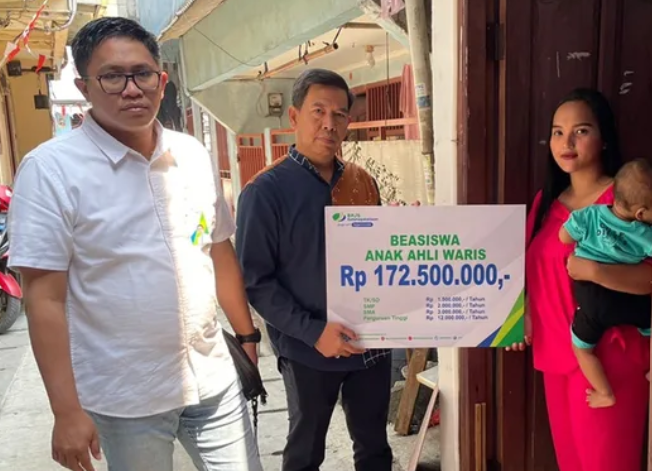 BPJS Ketenagakerjaan Jakarta Grogol Serahkan Beasiswa Rp172,5 Juta untuk Anak Peserta yang Meninggal Dunia